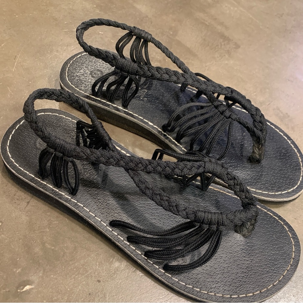 Plaka Black Sandals/5
